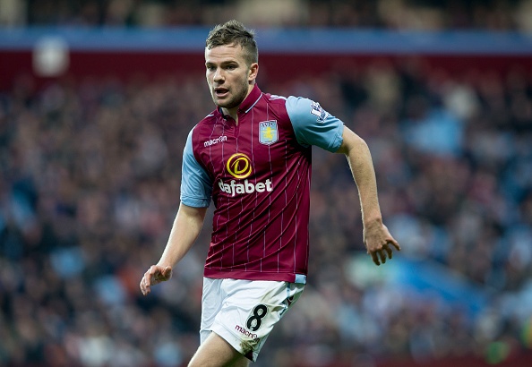 Cleverley hiện khoác áo Aston Villa theo diện cho mượn. Tuy nhiên, đội chủ sân Villa Park đang lên kế hoạch mua đứt tiền vệ người Anh, trong khi bản thân Cleverley cũng không muốn quay lại Old Trafford. Bản hợp đồng giữa cầu thủ sinh năm 1989 với M.U sẽ đáo hạn vào hè tới nên BLĐ Quỷ đỏ nhiều khả năng sẽ bán đứt anh trong tháng 1 để mất trắng.