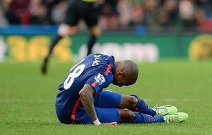 Manchester United nhan hung tin ve Ashley Young hinh anh