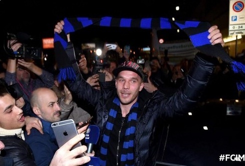 Podolski da co mat tai Inter Milan hinh anh