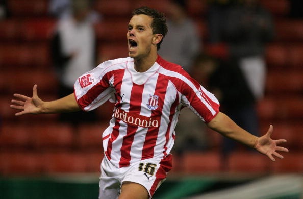 Lee Hendrie năm nay 37 tuổi, từng được coi là tiền vệ tài năng của bóng đá Anh. Khi còn khoác áo Aston Villa, Hendrie nhận mức lương cao ngất ngưởng thời bấy giờ là 30.000 bảng/tuần. Tuy nhiên, những khó khăn trong việc làm ăn khiến Hendrie tuyên bố phá sản hồi đầu năm 2012 và bị tịch thu toàn bộ tài sản khoảng 10 triệu bảng, nhà cửa. Vì điều này mà Hendrie từng 2 lần tự tử nhưng bất thành.