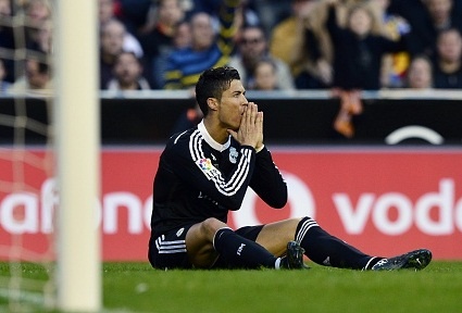 Ronaldo ghi ban, Real van thua nguoc Valencia 1-2 hinh anh