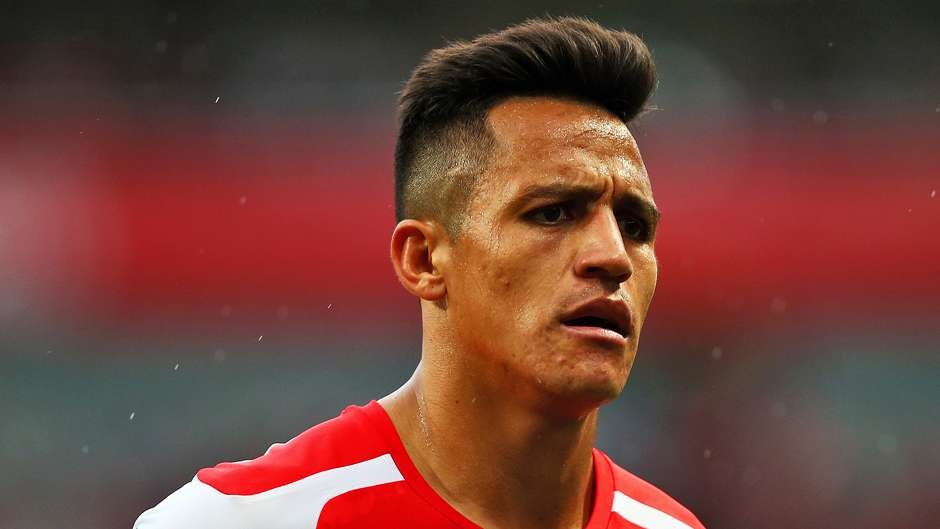 Alexis Sanchez (Arsenal/Chile): Kiểu tóc của Sanchez cho thấy sự thông minh và hiện đại. Trong nó hợp với mọi trang phục khi không thi đấu.