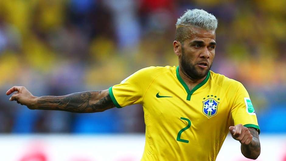 Dani Alves (Barcelona/Brazil): Không phải ai cũng phù hợp với kiểu tóc cạo ngắn hai bên và để bằng trên đỉnh đầu. Tuy nhiên, với Alves, trông nó thật hoàn hảo.