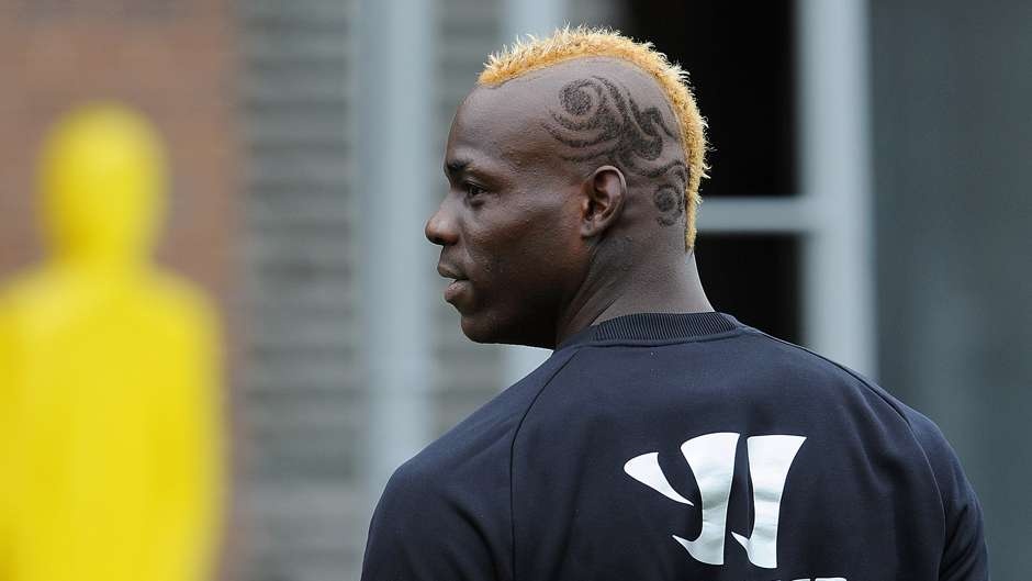 Mario Balotelli (Liverpool/Italy): Kiểu tóc của Balotelli là độc nhất vô nhị. Nó phản ánh rõ nét cá tính đầy tự tin và có phần cao ngạo của chân sút người Italy.