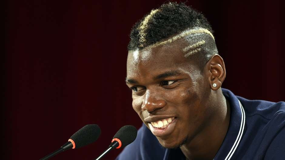 Paul Pogba (Juventus/Pháp): Pogba luôn có những kiểu tóc trang điểm màu sắc rất sáng tạo. Nó như chứng tỏ rằng tuyển thủ Pháp là một con người của tương lai.