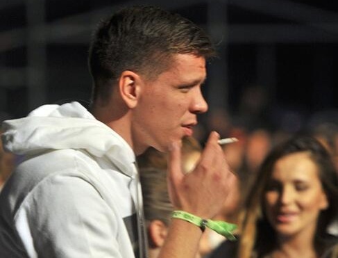 Thu mon Arsenal bi phat 650 trieu dong vi hut thuoc hinh anh