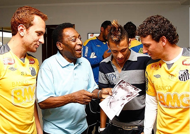 Santos là đội bóng nổi tiếng của Brazil, nơi sản sinh ra Vua bóng đá Pele. Sau Pele, rất nhiều ngôi sao lớn khác cũng đi lên từ lò đào tạo trẻ của đội bóng, trong đó có thể kể tới Robinho, Elano. Mới nhất là cái tên Neymar, cầu thủ được ví như Pele mới của bóng đá Brazil.