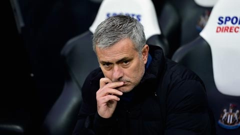 Mourinho thẫn thờ sau trận thua 2-1 của Chelsea trước Newcastle