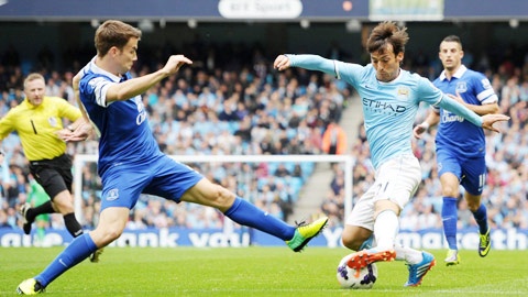 David Silva (áo sáng) và đồng đội sẽ khiến Everton phải nhận thất bại trên sân nhà.