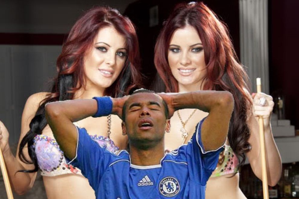 Ashley Cole và nữ ca sỹ Cheryl từng được coi là cặp Beckham - Victoria mới của bóng đá Anh. Tuy nhiên, với bản tính lăng nhăng, gã Don Juan này đã lừa dối cô vợ xinh đẹp để qua đêm với rất nhiều cô gái. Từ người mẫu, ca sĩ cho tới những ả mại dâm. Trong số này nổi tiếng nhất là người mẫu Coraile Robinson, Brooke Healy, thợ làm tóc Aiemee Walton và đặc biệt là chị em sinh đôi nhà Howe.