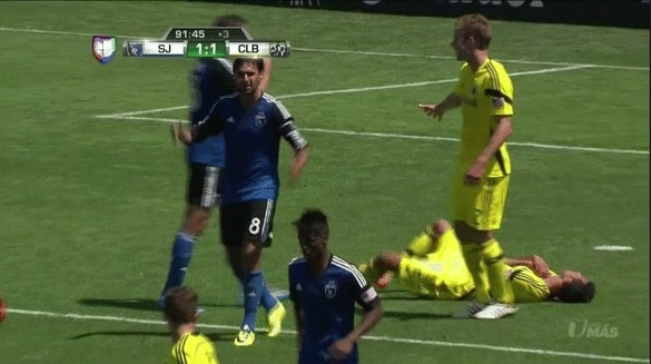 Gonzalez om nguc van va sau khi bi day nhe vao vai hinh anh