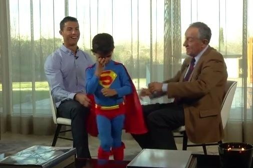 Con trai CR7 dien do sieu nhan lam gian doan cuoc phong van hinh anh