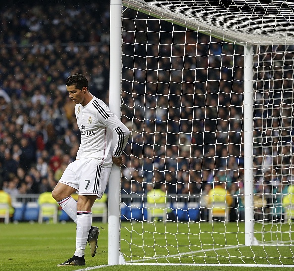 Phút 29, Bale chuyền bóng rất chính xác cho Ronaldo nhưng siêu sao người Bồ Đào Nha lại đánh đầu không thành công. 