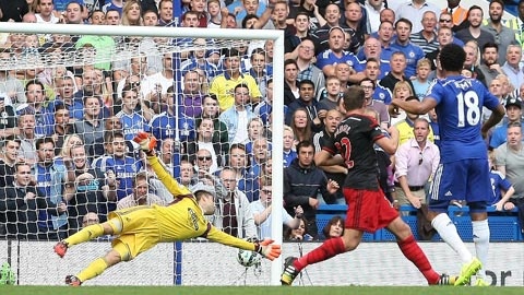 Remy hạ gục thủ môn Swansea trong trận thắng 4-2 lượt đi.