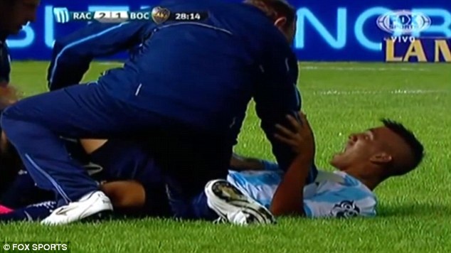 Pha vao bong kinh hoang cua hau ve Boca voi cau thu Racing hinh anh