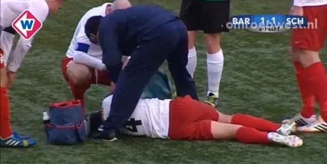 Trong tai thuc cui cho vao mat cau thu hinh anh