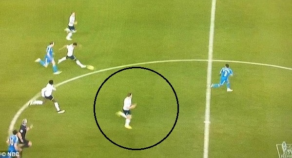 Trong tai bat viet vi toi te, thuc cui cho vao mat cau thu hinh anh