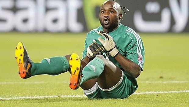 Kidiaba nhay bang mong trong tran gap Ghana hinh anh