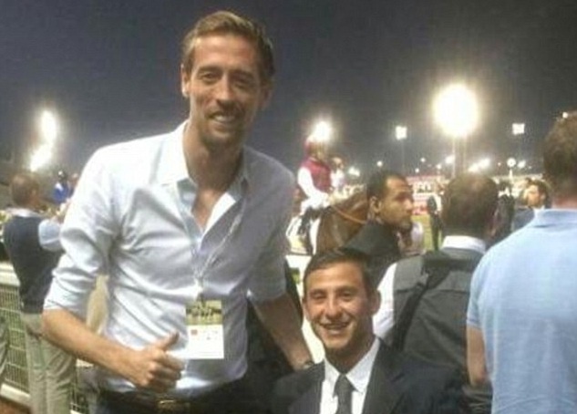 Crouch ngai vi chup anh cung nai ngua kem nua met hinh anh