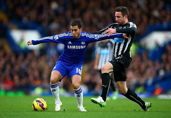 Hazard đang là niềm cảm hứng chiến thắng của Chelsea tại giải năm nay. Tuyển thủ Bỉ sở hữu kỹ thuật cá nhân điêu luyện, nhãn quan chiến thuật sắc bén cùng tốc độ và khả năng quấy rối hàng phòng ngự đối phương. Nếu tiếp tục hoàn thiện những kỹ năng, Hazard hoàn toàn có thể mơ về danh hiệu Quả bóng vàng trong một vài năm tới.