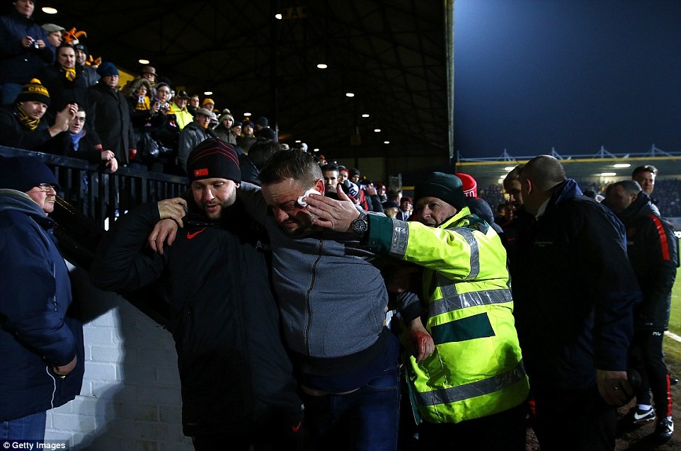 Fan do mau vi chen nhau xem M.U thi dau hinh anh