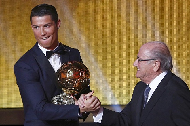 Arsenal đặt vấn đề hỏi mua Ronaldo trước Man Utd với mức phí chuyển nhượng 4 triệu bảng. Thậm chí, theo tiết lộ của HLV Wenger, chiếc áo số 9 được ông dành sẵn cho siêu sao người Bồ Đào Nha. Tuy nhiên, sự ranh ma của Carlos Queiroz (cựu trợ lý của Sir Alex) khiến Arsenal để mất CR7 vào tay M.U.