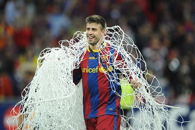 Arsenal từng theo đuổi Lionel Messi, Cesc Fabregas và Gerrard Pique khi bộ ba này còn là tài năng trẻ của La Masia. Tuy vậy, HLV Wenger cuối cùng chỉ quyết định chiêu mộ Fabregas và ngó lơ hai ngôi sao còn lại.