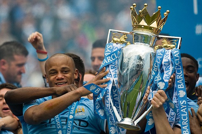 Năm 2006, Jacques Lichtenstein – người đại diện của Kompany có cuộc trao đổi với HLV Arsene Wenger về vụ chuyển nhượng của tuyển thủ Bỉ. Tuy nhiên, sự thiếu quyết đoán của Giáo sư khiến trung vệ 28 tuổi chuyển sang khoác áo Hamburg trước khi đầu quân cho Man City.