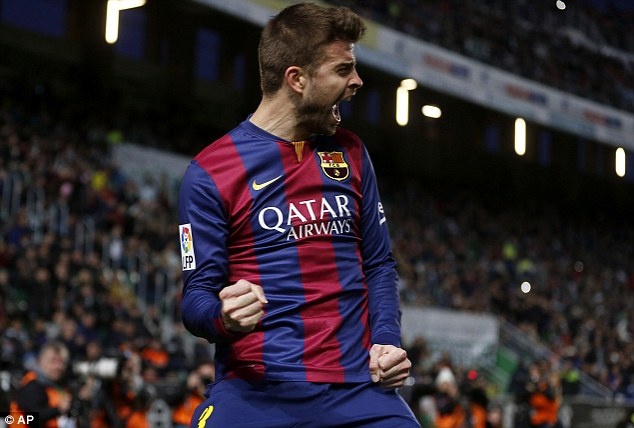 Thêm một pha đá phạt theo kiểu chuyền dài nữa của Xavi, lần này Pique ngả  người sút bóng đầy kỹ thuật để mở tỷ số. Bóng đập chân một cầu thủ Elche trước khi đi vào khung thành.