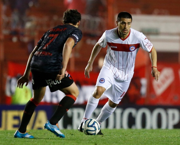 Riquelme được ca ngợi là một trong những tiền vệ xuất sắc nhất thế giới nhờ lối chơi kỹ thuật, nhãn quan sắc bén cùng khả năng kiến tạo tuyệt vời. Cựu sao Boca Juniors, Villarreal và Barca được nhiều đội bóng tại Mỹ mời về thi đấu, nhưng có thể lão tướng 36 tuổi chia tay sự nghiệp trong màu áo Argentina Juniors.