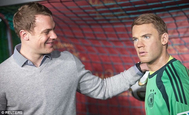 Neuer hao huc chup anh voi phien ban 2 hinh anh