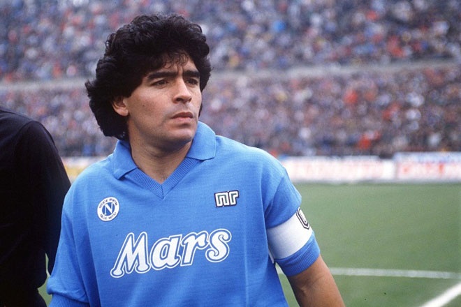 Maradona được coi là một trong những cầu thủ xuất sắc nhất mọi thời đại cùng Pele. Song song với tài năng cũng như thành công, sự nghiệp của huyền thoại người Argentina trải qua nhiều sóng gió. Năm 1991 khi còn khoác áo Napoli,