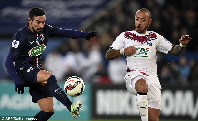 Một số nguồn tin tại Pháp tiết lộ Lavezzi đang mâu thuẫn với HLV Laurent Blanc và muốn ra đi ngay trong tháng 1. Trong trận gặp St Etienne cuối tuần qua, Liverpool cử người sang xem ngôi sao người Argentina nhưng anh chỉ thi đấu vỏn vẹn 9 phút sau khi vào thay người. Vấn đề với Liverpool là Lavezzi muốn khoác áo CLB đang dự Champions League.