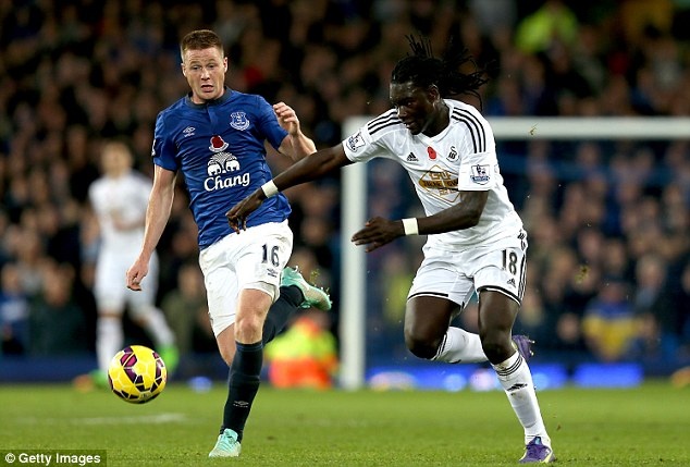 Tottenham và Arsenal đều đang để mắt tới ngôi sao 24 tuổi. Tuy nhiên, Spurs là đội chiếm ưu thế khi sẵn sàng đổi cặp đôi Aaron Lennon, Younes Kaboul và kề thêm tiền để thuyết phục Everton nhả người. McCarthy được định giá khoảng 25 triệu bảng.