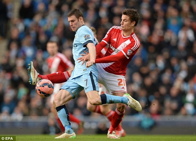 Bản hợp đồng giữa Milner và Man City sẽ đáo hạn vào cuối mùa giải này, song ngôi sao 29 tuổi lại không chịu ký vào bản giao kèo mới với nhà ĐKVĐ Premier League. Nếu không muốn mất trắng Milner, Man xanh cần bán anh ngay trong tháng 1. Hiện Liverpool là đội muốn nhận được sự phục vụ của tuyển thủ Anh nhất.