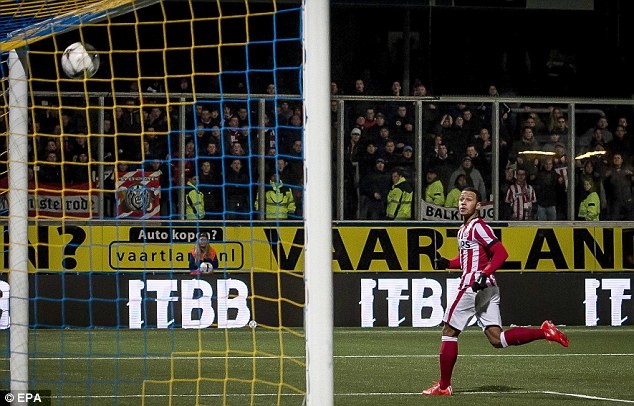 Ngôi sao chạy cánh người Hà Lan từng gây ấn tượng mạnh tại World Cup 2014 và hiện được ông thầy cũ Louis Van Gaal mời về đầu quân cho M.U. Tuy vậy, Tottenham tỏ rõ quyết tâm chiêu mộ Depay sau khi thất bại trong việc thuyết phục PSV bán lại sao mai 20 tuổi này hồi hè năm ngoái.