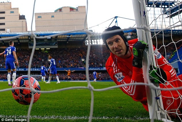 Liverpool gặp quá nhiều vấn đề tại giải năm nay, trong đó bài toán thủ môn được cho là nan giải nhất. Lúc này HLV Brendan Rodgers đang sốt sắng tìm người thay thế Simon Mignolet. Với mối quan hệ tốt với Chelsea những năm gần đây (2 CLB thường mua bán cầu thủ của nhau), Liverpool có thể thuyết phục thành công Chelsea để Petr Cech tới Anfield.
