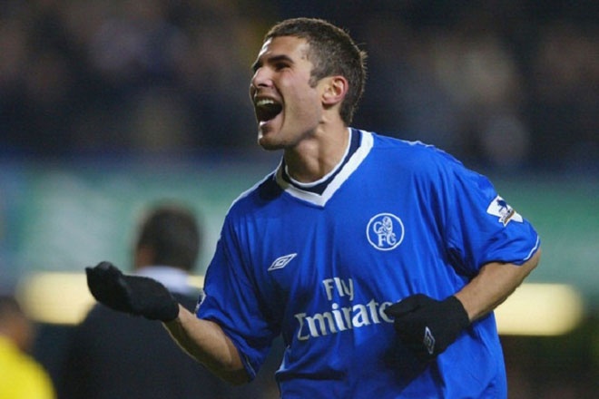 Trước khi nhận án cấm thi đấu 6 tháng vào năm 2010, Mutu từng ngồi chơi xơi nước tới 7 tháng năm 2004 khi là thành viên của Chelsea. Sau giai đoạn đầu thi đấu thăng hoa trong màu áo The Blues, tuyển thủ Romania bị phát hiện dương tính với ma túy và bị treo giò 7 tháng cùng số tiền phạt 20.000 bảng. Kết quả là Mutu bị đội chủ sân Stamford Bridge thanh lý hợp đồng sớm.