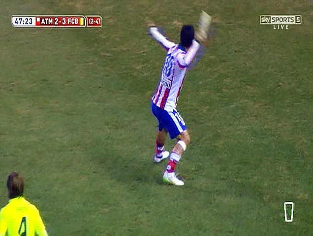 Arda Turan nem thang giay ve phia trong tai bien hinh anh