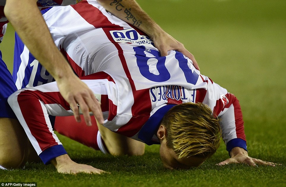Torres ghi ban sieu toc, Atletico van thua Barca 2-3 hinh anh