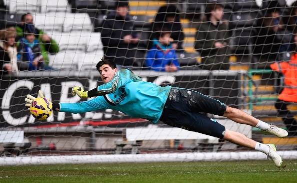 Quá ấn tượng với màn trình diễn của tuyển thủ Bỉ trong màu áo Atletico theo diện cho mượn, HLV Jose Mourinho quyết định đón anh về để thay thế Petr Cech. Dù mới 22 tuổi song Courtois đã được đánh giá là một trong những thủ môn xuất sắc nhất thế giới ở thời điểm hiện tại.