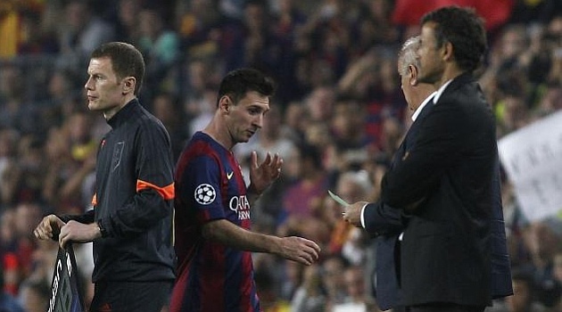 Messi va HLV Luis Enrique cai nhau kich liet tren san tap hinh anh