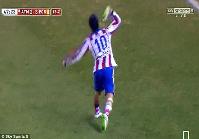 Sao Atletico Madrid thoat an phat vu nem giay vao trong tai hinh anh