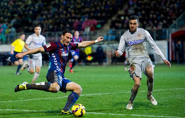 Đội hình thi đấu: Eibar (4-2-3-1): Irureta; Lillo, Raul Navas, Anibarro, Abraham; Jon Errasti, Borja Fernandez; Del Moral, Arruabarrena, Saul Berjon; Piovaccari. Atletico (4-4-2): Moya; Jesus Gamez, Gimenez, Godin, Siqueira; Raul Garcia, Tiago, Saul, Koke; Griezmann, Mandzukic.