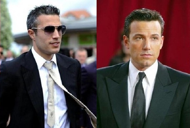 Van Persie là chân sút nổi tiếng người Hà Lan, hiện khoác áo M.U và là một trong những tiền đạo xuất sắc nhất Premier League vài năm qua. Tuy nhiên, ít NHM có thể ngờ rằng Van Persie lại có ngoại hình rất giống với nam diễn viên nổi tiếng người Mỹ, Ben Affleck. Điểm nổi bật nhất giữa cặp đôi này là kiểu và màu tóc giống nhau.