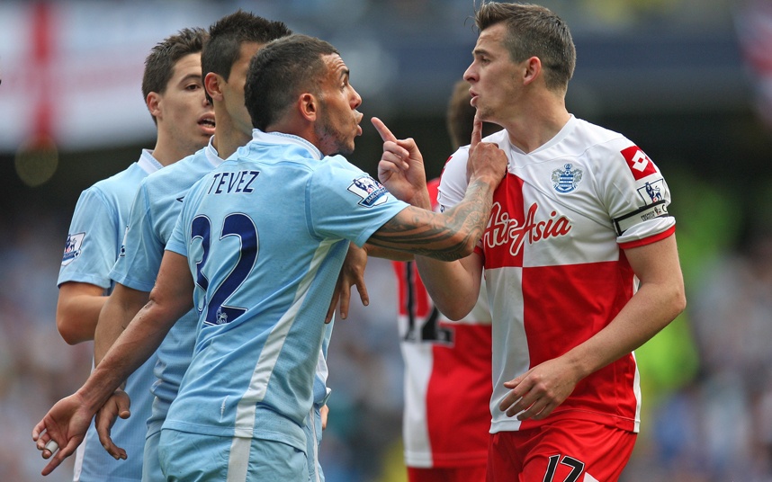 Tiền vệ đang khoác áo QPR thường xuyên xuất hiện ở những điểm nóng mỗi khi xung trận. Trong cuộc đối đầu với đội bóng cũ Man City ở vòng cuối cùng mùa 2012/13, Barton chửi nhau với Carlos Tevez sau đó đá vào người Sergio Aguero.