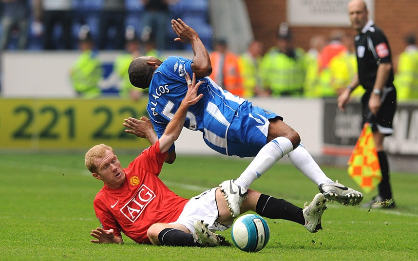 Trái với vẻ thư sinh bề ngoài, Scholes luôn thi đấu máu lửa trên mức cần thiết. Năm 2003, cựu danh thủ M.U từng bị treo giò 3 trận sau pha phạm lỗi nguy hiểm với cầu thủ Doriva của Middlesbrough.