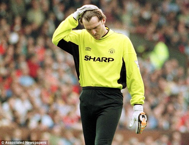 Trong nỗ lực tìm người thay thế Peter Schmeichel, Sir Alex đã chọn Taibi. Thay vì đáp lại sự kỳ vọng của ông thầy người Scotland, thủ thành người Italy đã trở thành trò cười mỗi khi ra sân. Anh để bóng lọt háng đầy ngớ ngẩn trọng trận gặp Southampton năm 1999 và từng vào lưới nhặt bóng 5 lần trong trận gặp Chelsea.