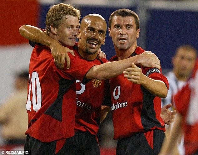 Quá ấn tượng với màn trình diễn của Veron trong màu áo Lazio, Sir Alex đã thuyết phục BLĐ M.U bỏ ra 28,1 triệu bảng để chiêu mộ tiền vệ người Argentina. Dù thường xuyên chơi cạnh hai ngôi sao Roy Keane và Paul Scholes, Veron vẫn không thể hòa nhập với lối chơi của bầy Quỷ đỏ. Anh ghi 11 bàn sau 82 trận cho M.U trước khi bị tống khứ sang Chelsea.