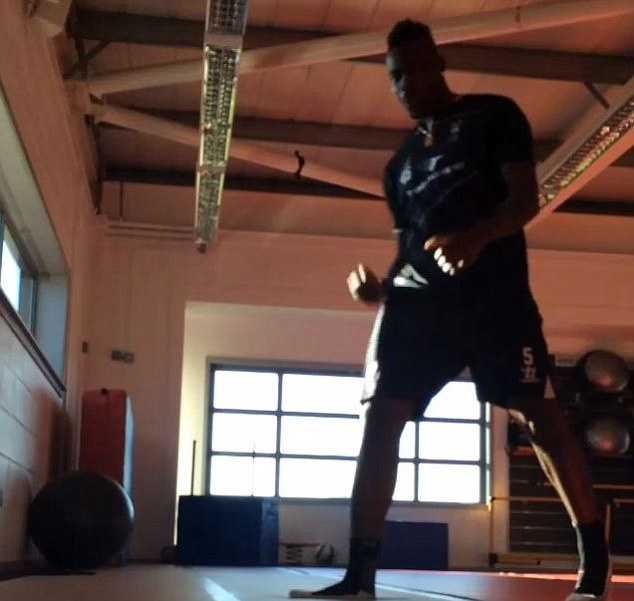 Balotelli hu len khi dut diem trung chai nuoc hinh anh